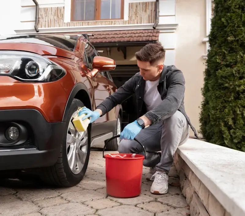 Lavage auto à domicile Saint-Aubin-d'Écrosville : professionnel intervenant sur un véhicule